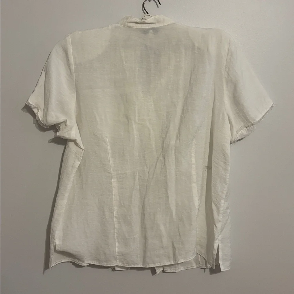 Lightweight White Button-Up Short Sleeve Shirt - Picture 5 of 7
